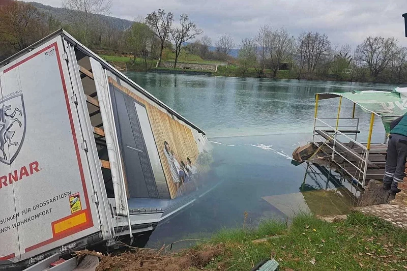 Bihać: Vozač poginuo nakon što je kamionom sletio u Unu
